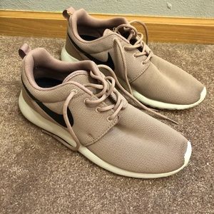 Women’s Nike Roshes! Only worn once!